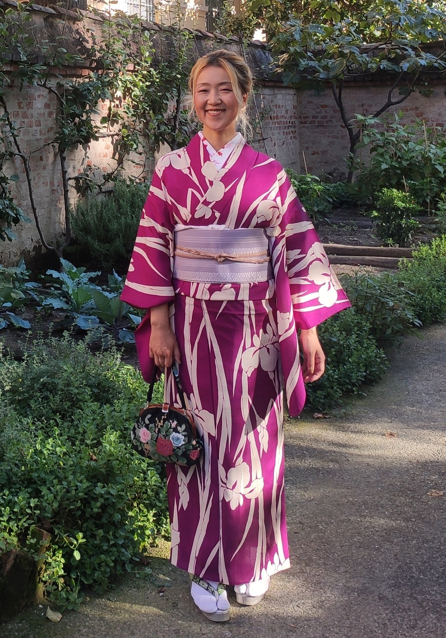Dettaglio elegante di un kimono giapponese in seta con obi annodato